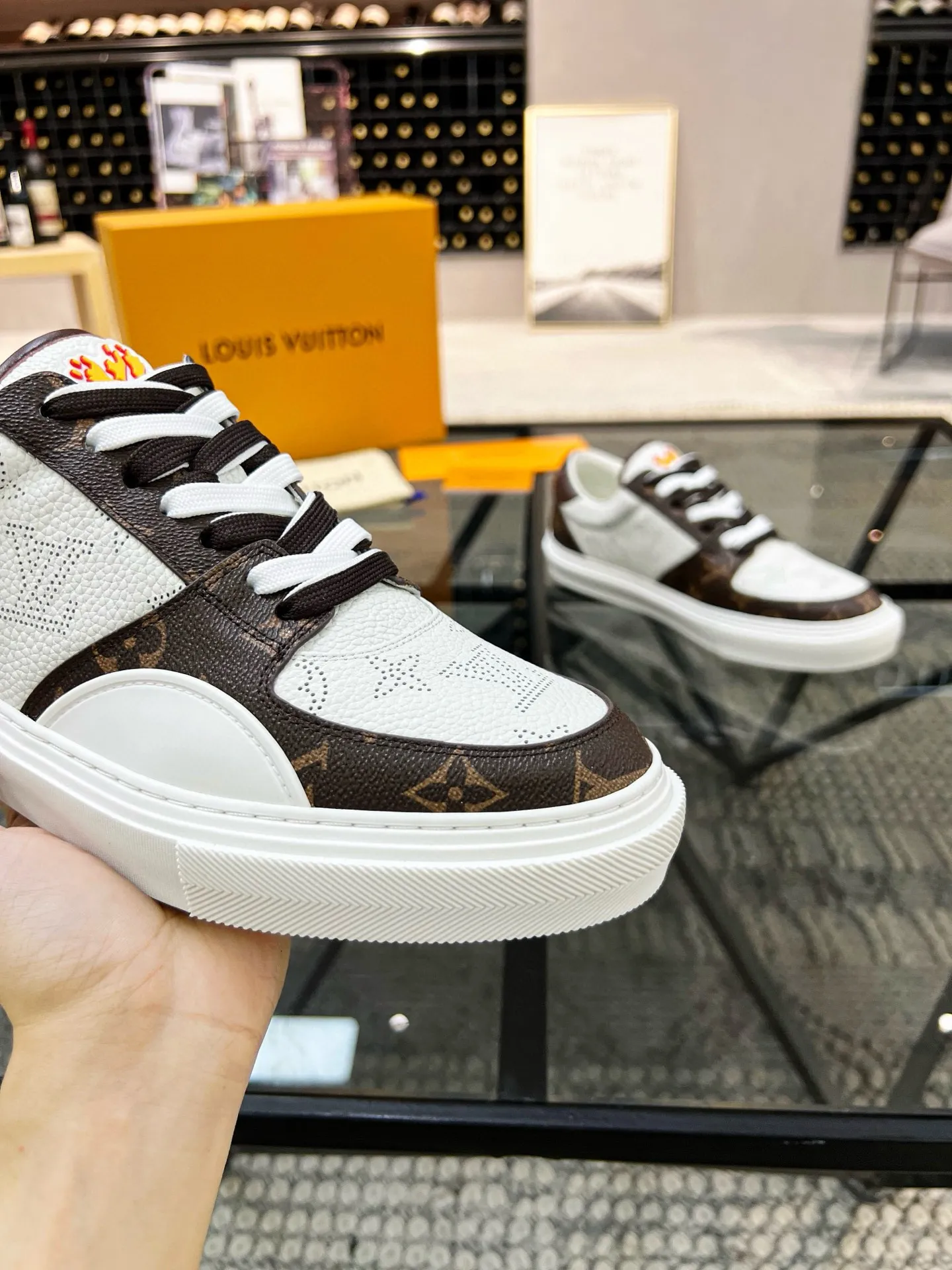 Factory price: 438💰LV top purchasing agent 🇮🇹 Lu Street Male God’s popular casual sneakers counter synchronized, uppers imported from Italy cowhide fabrics, colorful and complex handicrafts, imported water-dyed cowhide lining cowhide foot pads Soles: original soles specially provided by the factory, TPU exclusive movable molded soles super comfortable, original factory single goods, 🔍🔍high quality, you can enter and exit the counter at will, welcome to compare, code number 38-44 (45 can be ordered)